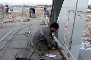 Hırsızlar &ccedil;alıyor, belediye yeniden yapıyor