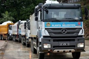 Kamyonlarla getirilen tonlarca karla oynadılar