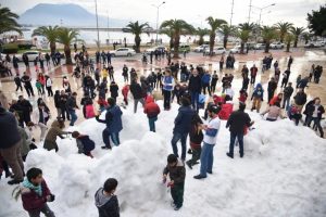 Alanya'da denize sıfır kartopu savaşı