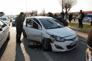 &Ccedil;ocuk s&uuml;r&uuml;c&uuml; kaza yaptı: 3 yaralı