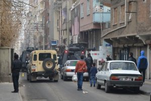 Diyarbakır'da EYP'li saldırı: 2 yaralı