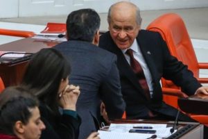 MHP lideri Bah&ccedil;eli, HDP sıralarını da selamladı