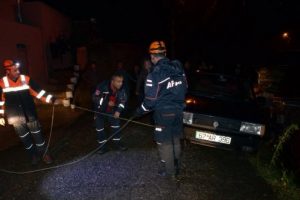 Kontrolden &ccedil;ıkan otomobil u&ccedil;urum kenarında durdu