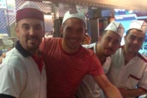 Podolski'den Fenerbah&ccedil;e'ye 'kebaplı' g&ouml;nderme