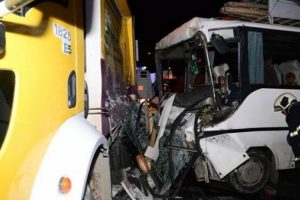 İş&ccedil;i servisi, &ccedil;&ouml;p kamyonuna &ccedil;arptı: 15 yaralı