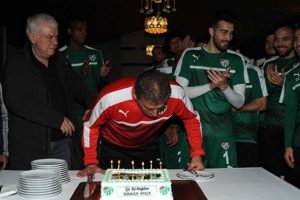 Bursaspor'da Hamzaoğlu'na doğum g&uuml;n&uuml; s&uuml;rprizi
