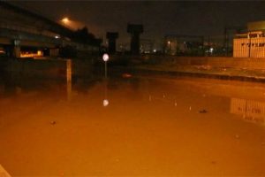 İzmir'de sağanak hayatı fel&ccedil; etti