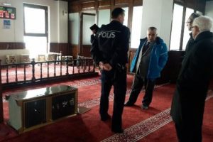 Bursa'daki camiden hırsızlık g&uuml;venlik kamerasına yakalandı!