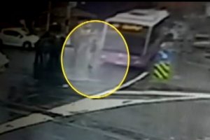 İETT otob&uuml;s&uuml;n &uuml;nl&uuml; spikere &ccedil;arpma anı kamerada