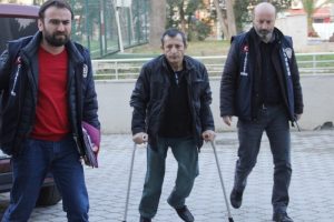 5 kişiyi rehin alan engelli şahıs mahkemede tutuklandı