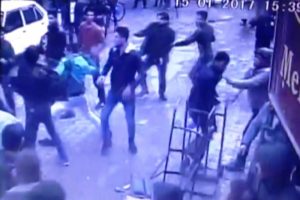 Konya'da Suriyelilerin laf atmasıyla kavga &ccedil;ıktı: 1 yaralı