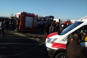 Tır yolcu midib&uuml;s&uuml;ne &ccedil;arptı: 1 &ouml;l&uuml;, 7 yaralı