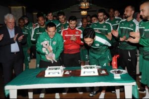 Bursaspor'da antrenman &ouml;ncesi Batalla ve İsmail'e doğum g&uuml;n&uuml; s&uuml;rprizi