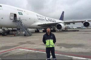 Kırgızistan'da d&uuml;şen kargo u&ccedil;ağında hayatını kaybetti