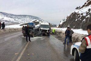 Yolcu minib&uuml;s&uuml; ile otomobil &ccedil;arpıştı: 1 &ouml;l&uuml;, 6 yaralı