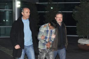 Bursa'da tutuklanan hırsız: "Ben şarkıcıyım, beni niye &ccedil;ekiyorsunuz?"