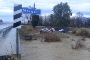 &Ccedil;aydan ge&ccedil;en s&uuml;r&uuml;c&uuml;n&uuml;n otomobili s&uuml;r&uuml;klendi
