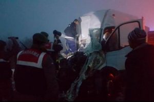 Buzlanan yolda iki ayrı kaza: 3 yaralı