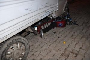 Kamyonetle &ccedil;arpışan kasksız motosikletli yaralandı