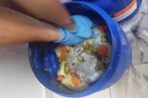 Turşu bidonlarında 5 kilo esrar &ccedil;ıktı