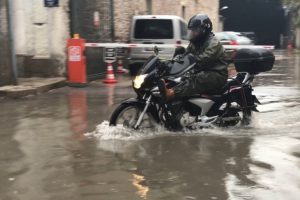 İzmir'de sağanak yağış hayatı olumsuz etkiledi