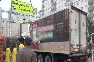 Uyarı tabelasını hi&ccedil;e sayınca yolu kapattı
