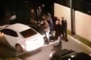 Ter&ouml;ristin binadan &ccedil;ıkarıldığı an
