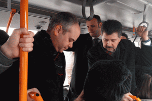 Bakan Meclis'e belediye otob&uuml;s&uuml;yle gitti g&ouml;ren şaşırdı