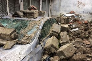 İzmir'de faciadan d&ouml;n&uuml;ld&uuml;! Duvar 3 aracın &uuml;st&uuml;ne yıkıldı