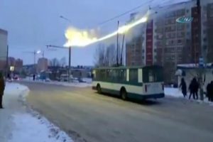 Elektrik telleri yandı, yolcular &ouml;l&uuml;mden d&ouml;nd&uuml;