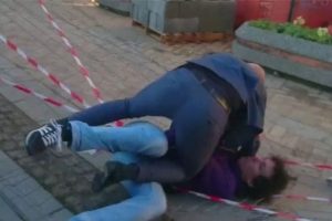 19 yaşındaki gen&ccedil;, Fransa eski başbakanını Manuel Valls'ı tokatladı!