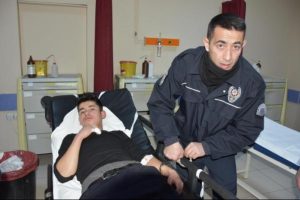 Afgan gen&ccedil;, &uuml;lkesinde dedesini &ouml;ld&uuml;rd&uuml;ğ&uuml;n&uuml; iddia ettiği kişiyi &ouml;ld&uuml;rd&uuml;
