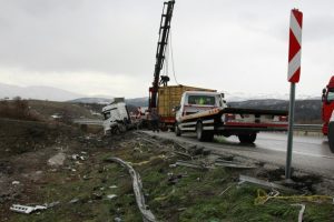 Bursa'da feci kaza! TIR makasladı, kilometrelerce kuyruk oluştu