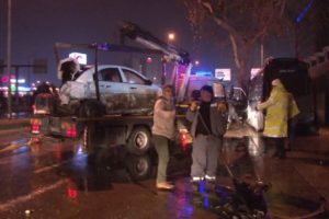 Ticari ara&ccedil; polis arabasına &ccedil;arptı: 2'i polis 3 yaralı