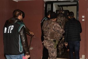 Adana'da uyuşturucu tacirlerine operasyon!