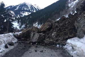 Ardahan-Artvin karayolunda heyelan: Yol ge&ccedil;işlere kapandı