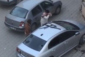 Kocasına kızdı, hıncını arabadan &ccedil;ıkardı