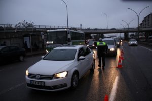 Tartışmak i&ccedil;in aracından indi, hayatından oldu