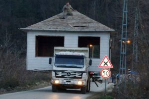Baba yadigarı evini kamyonla taşıdı