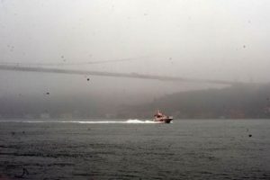 İstanbul Boğazı'nda deniz trafiğine sis engeli