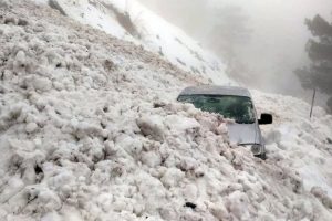 Otomobilin &uuml;zerine &ccedil;ığ d&uuml;şt&uuml;