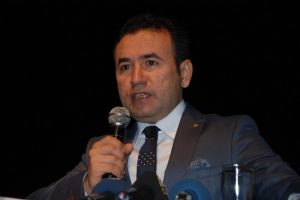 Kayyumdan 'barikat' ve 'molotof' &ccedil;ıkışı