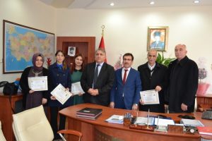 Bursa'da Kaymakam Seyitoğlu &ouml;ğretmenlere başarı belgesi verdi