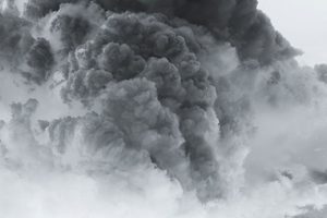 Askeri &uuml;sse bomba y&uuml;kl&uuml; ara&ccedil;la saldırı: 37 &ouml;l&uuml;