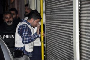 Komşularını rehin aldı, 2 saatte ikna edildi