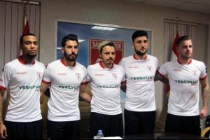 Samsunspor, 5 futbolcuyu renklerine bağladı