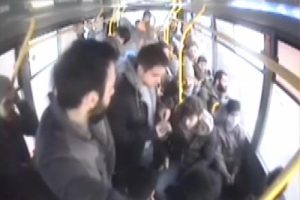 Otob&uuml;ste '&ccedil;ocuğum hasta' diye ağlayarak yolcuları dolandırdı