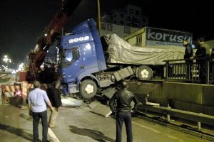 Bursa'da kendiliğinden hareket eden tır bariyerlere &ccedil;arptı
