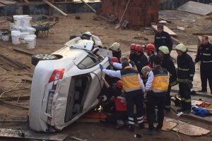 Bursa'da okul inşaatına u&ccedil;an otomobilin s&uuml;r&uuml;c&uuml;s&uuml; hayatını kaybetti