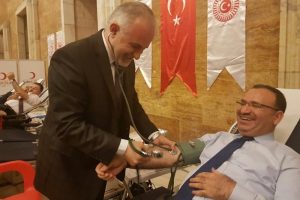 Bozdağ Kızılay'a kan bağışı yaptı